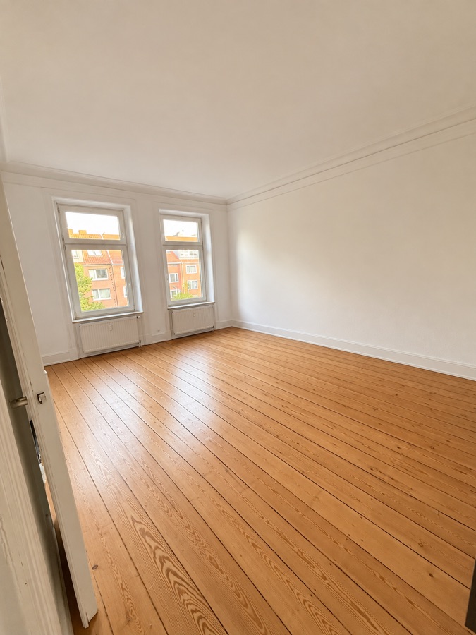 Dasselbe Wohnzimmer nach der Optimierung, leer und aufgeräumt