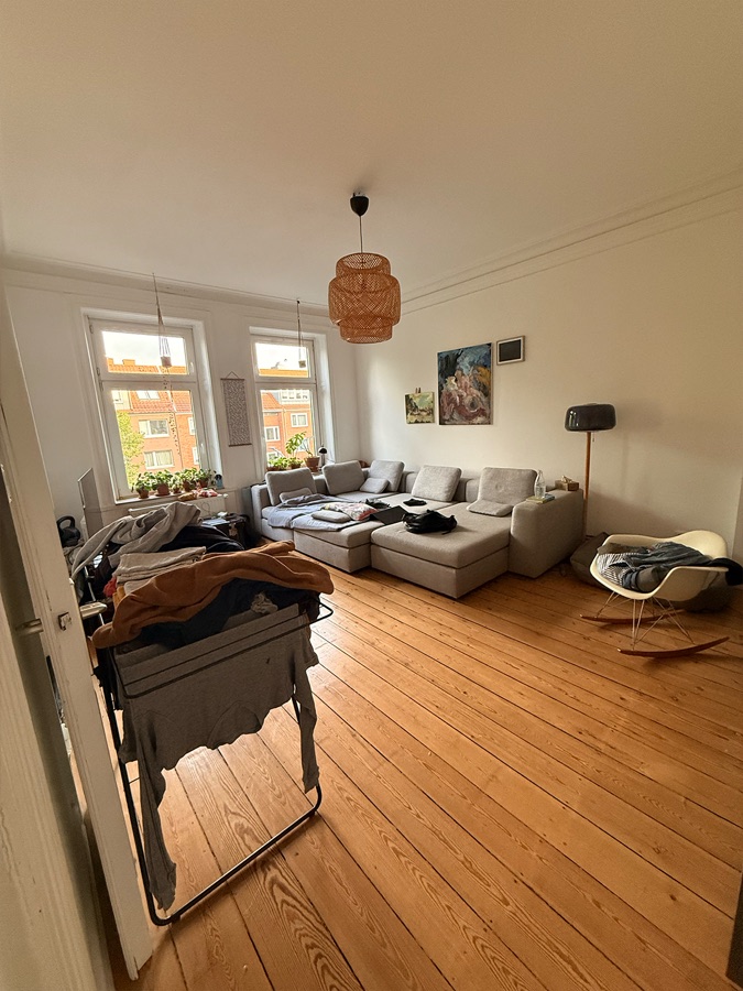 Wohnzimmer vor der Optimierung, mit Wäscheständer und Unordnung