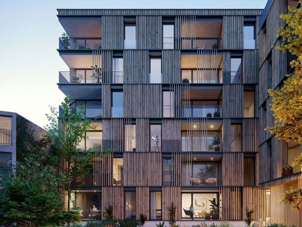 Mehrgeschossiges Wohngebäude mit Holzfassade und Balkonen